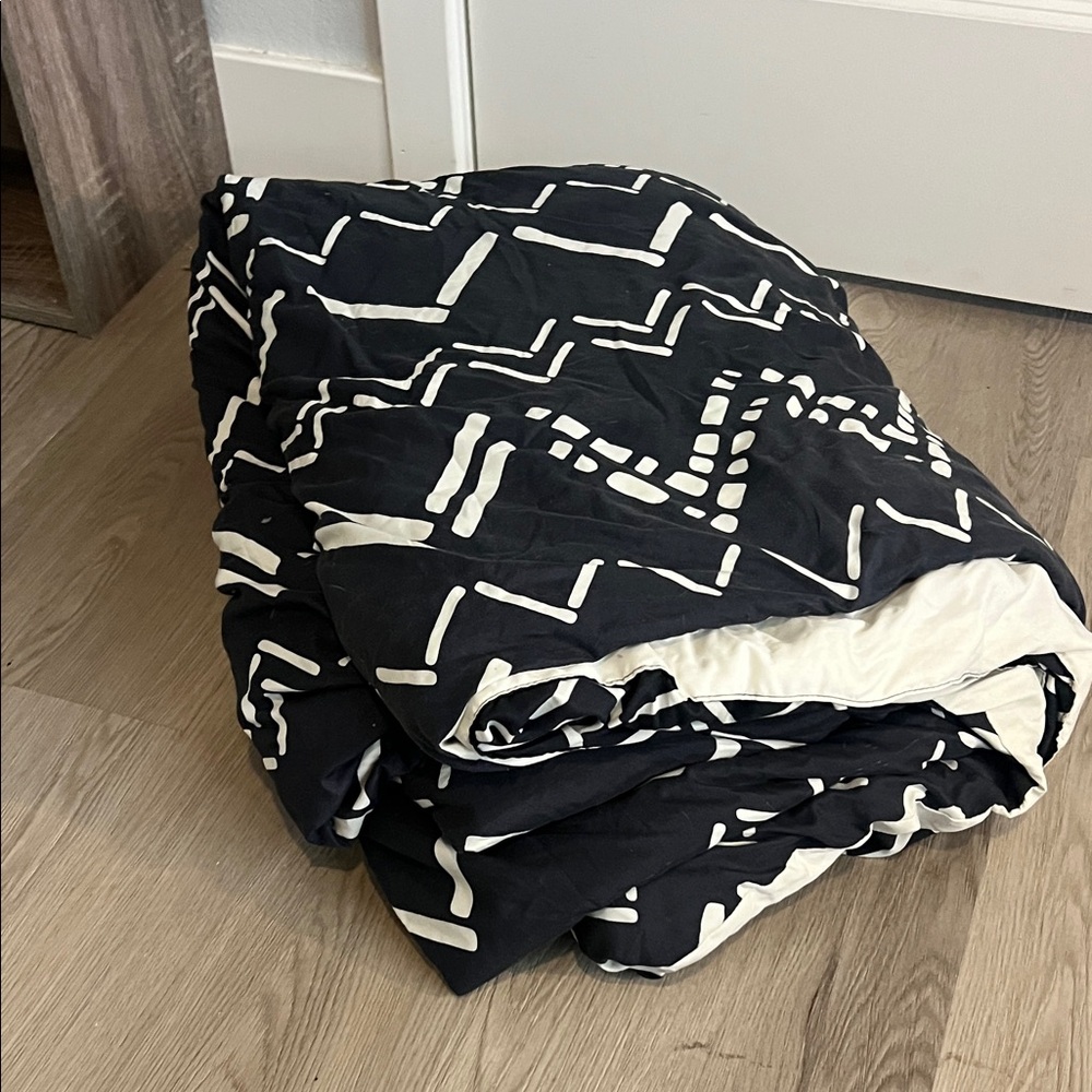 Room Essentials Black and White Patterned Comforter